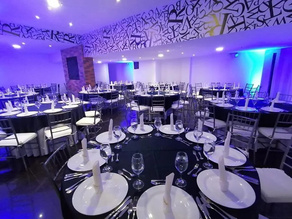 The Place Hotel Quito 4*,